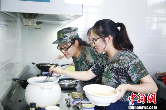 武汉高校军训新生亲手烹饪美食与同学分享