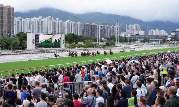 香港新赛马季开锣 风雨无阻马迷热情